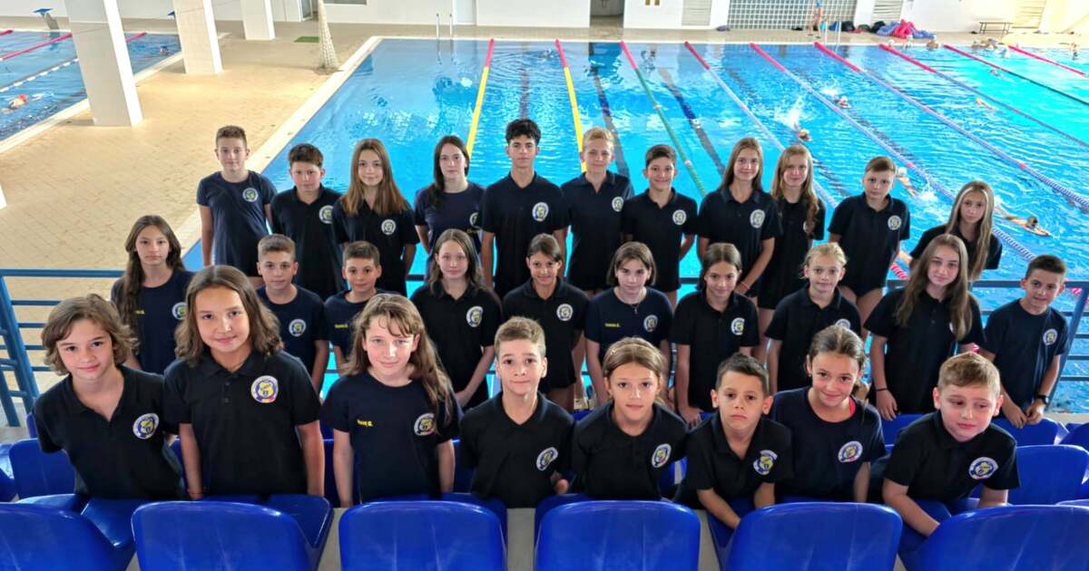 Înotători arădeni participă la Cupa Oroshaza în bazin olimpic descoperit