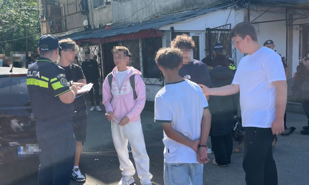 mașină lovind o poartă în Vaslui, urmărire poliție mașină lovind o poartă în Vaslui, urmărire poliție