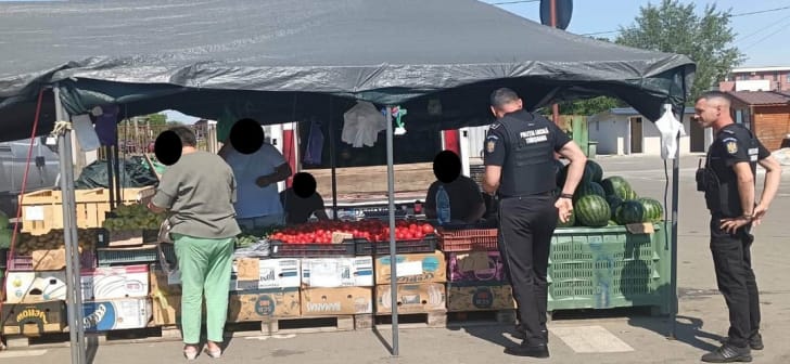 pietoni și comercianți în piață, controale poliție locală pietoni și comercianți în piață, controale poliție locală