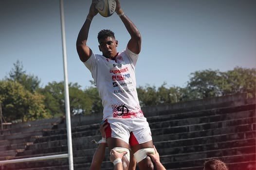 Jucători de rugby în acțiune pe terenul de joc Jucători de rugby în acțiune pe terenul de joc