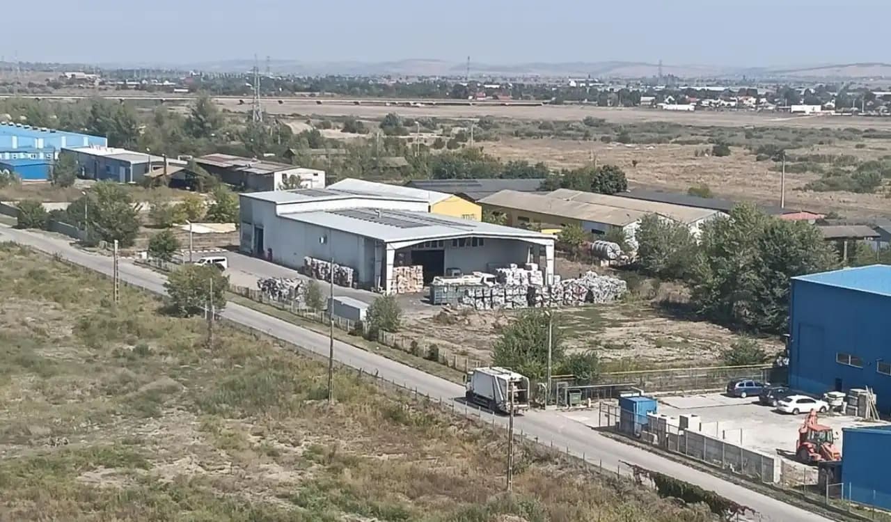 voluntari colectând deșeuri în natură, județul Bacău voluntari colectând deșeuri în natură, județul Bacău