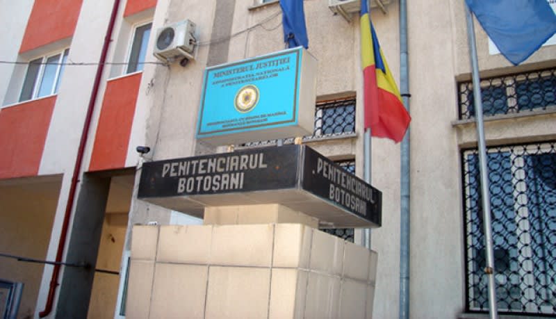 Poliție executând un mandat de arestare