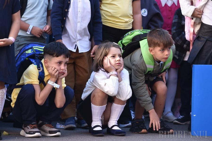 Guvernul menține bursele sociale pentru elevi în vacanțe în anul școlar 2026-2027