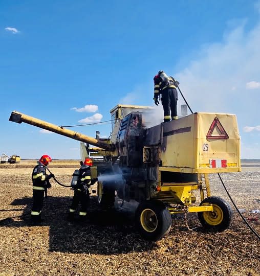 combina agricolă în flăcări pe câmp, recoltare combina agricolă în flăcări pe câmp, recoltare