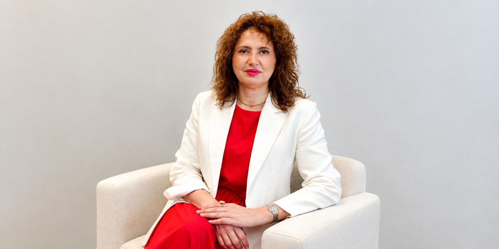 birou de business cu laptop și grafice financiare
