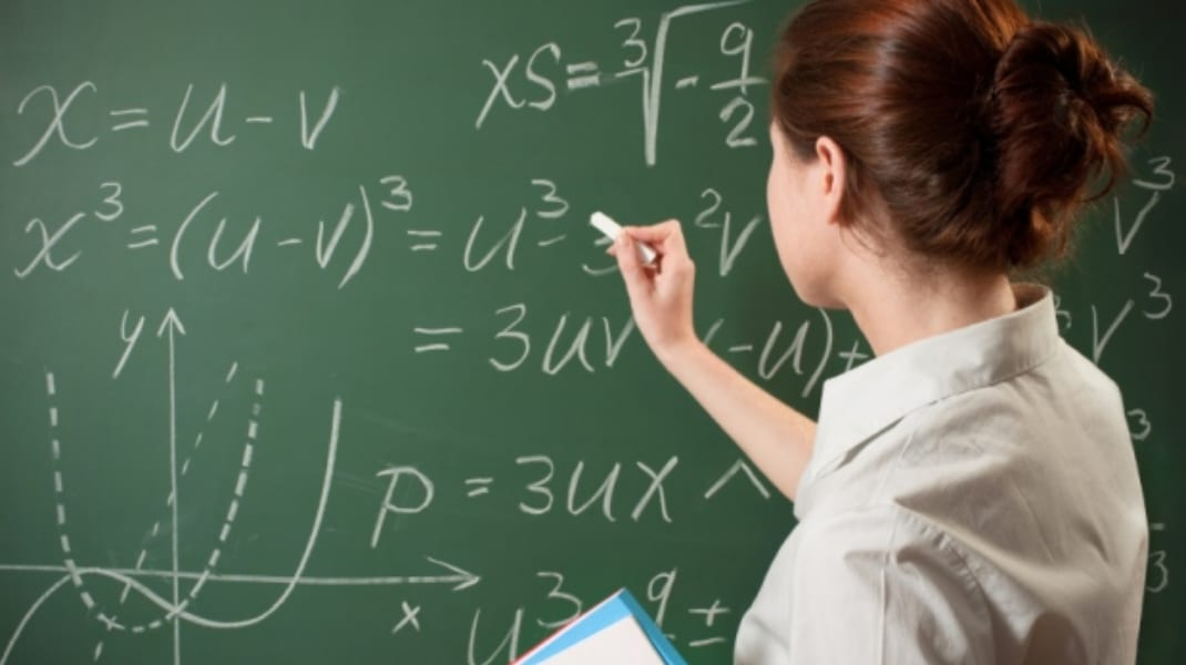profesor predând elevilor în clasă profesor predând elevilor în clasă