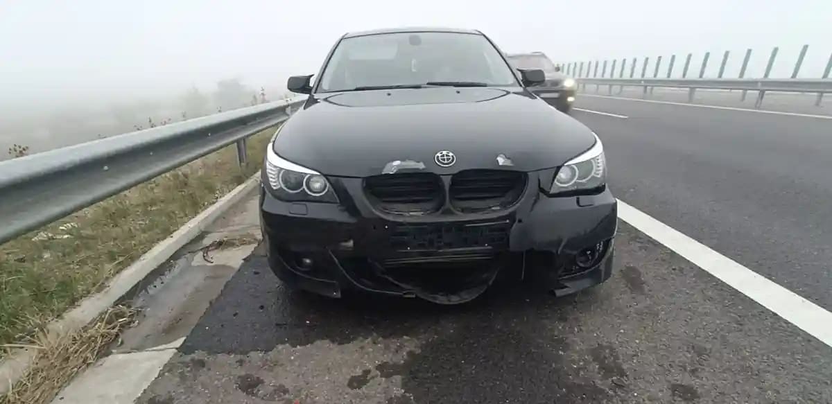 Accident rutier pe autostrada A10 Sebeș-Turda: BMW avariat după ce a lovit conurile de circulație din ceață