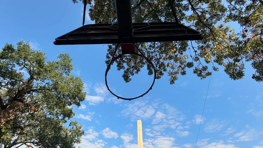 coș de basket deteriorat în parcul Crâng, teren betonat și panouri coș de basket deteriorat în parcul Crâng, teren betonat și panouri