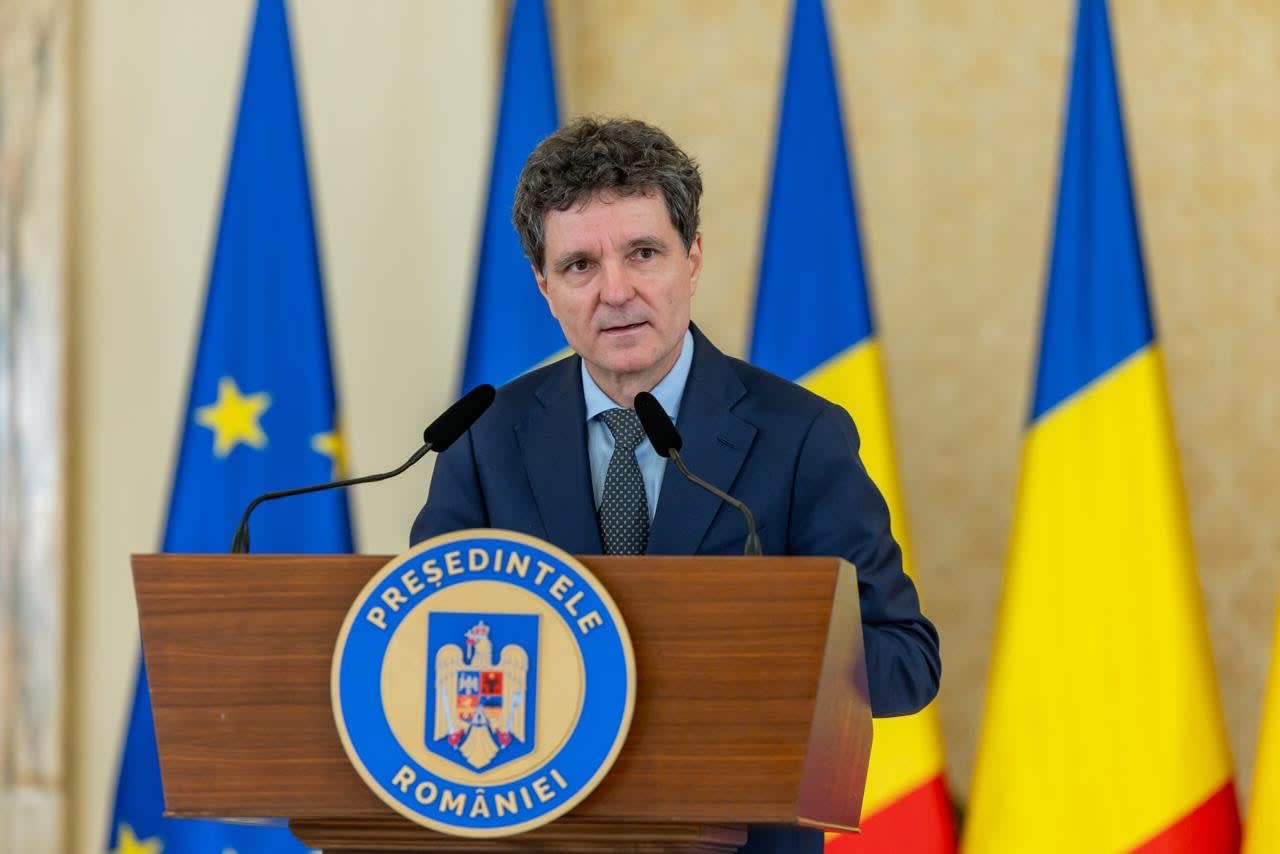 imagine simbolică a Parlamentului român, cu oameni în sală