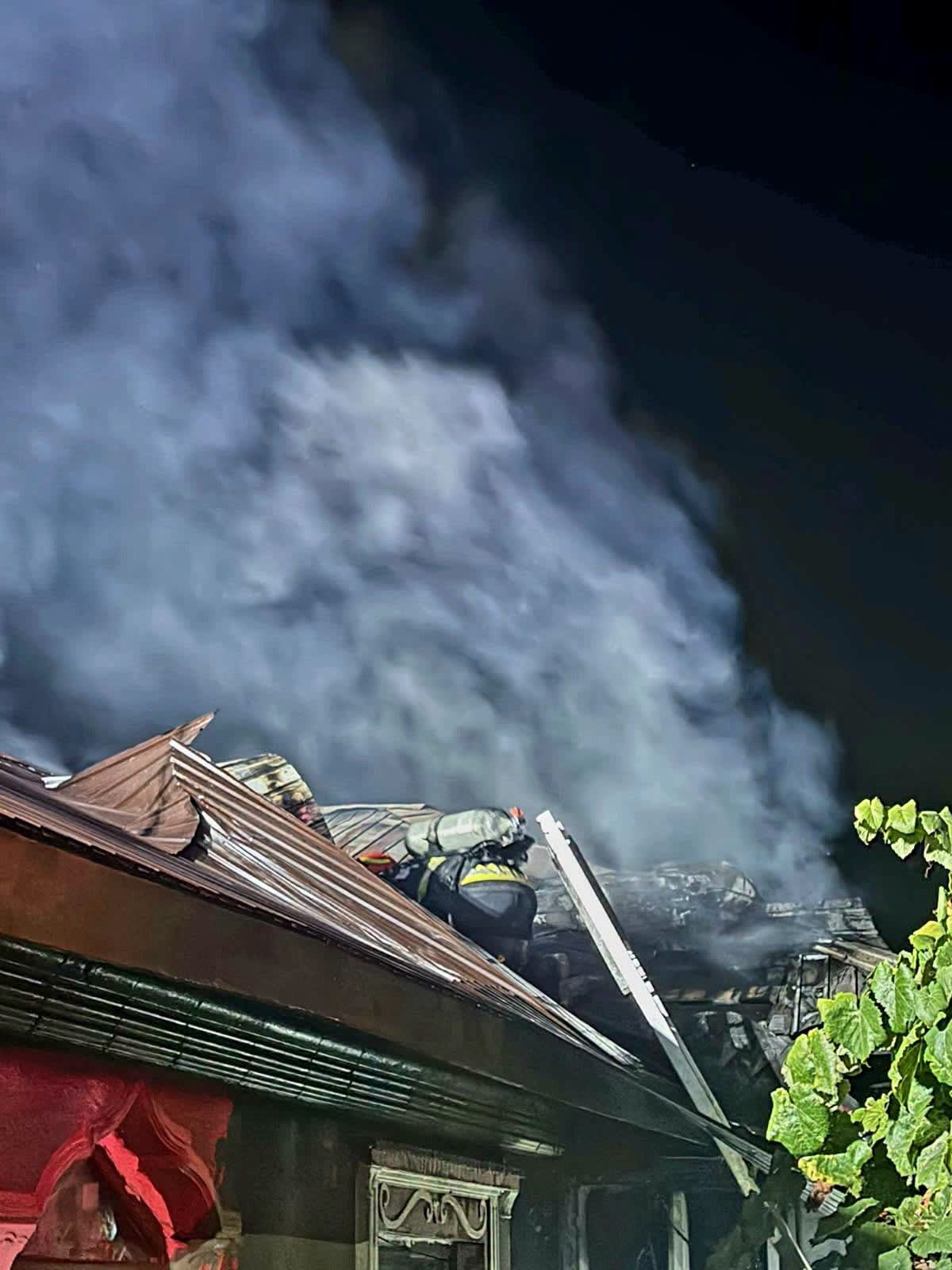 Un incendiu la Săbăreni: două femei au scăpat ca prin minune din flăcări