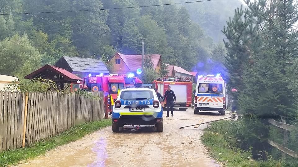 echipaj de intervenție la locul accidentului, schelă și fire electrice echipaj de intervenție la locul accidentului, schelă și fire electrice