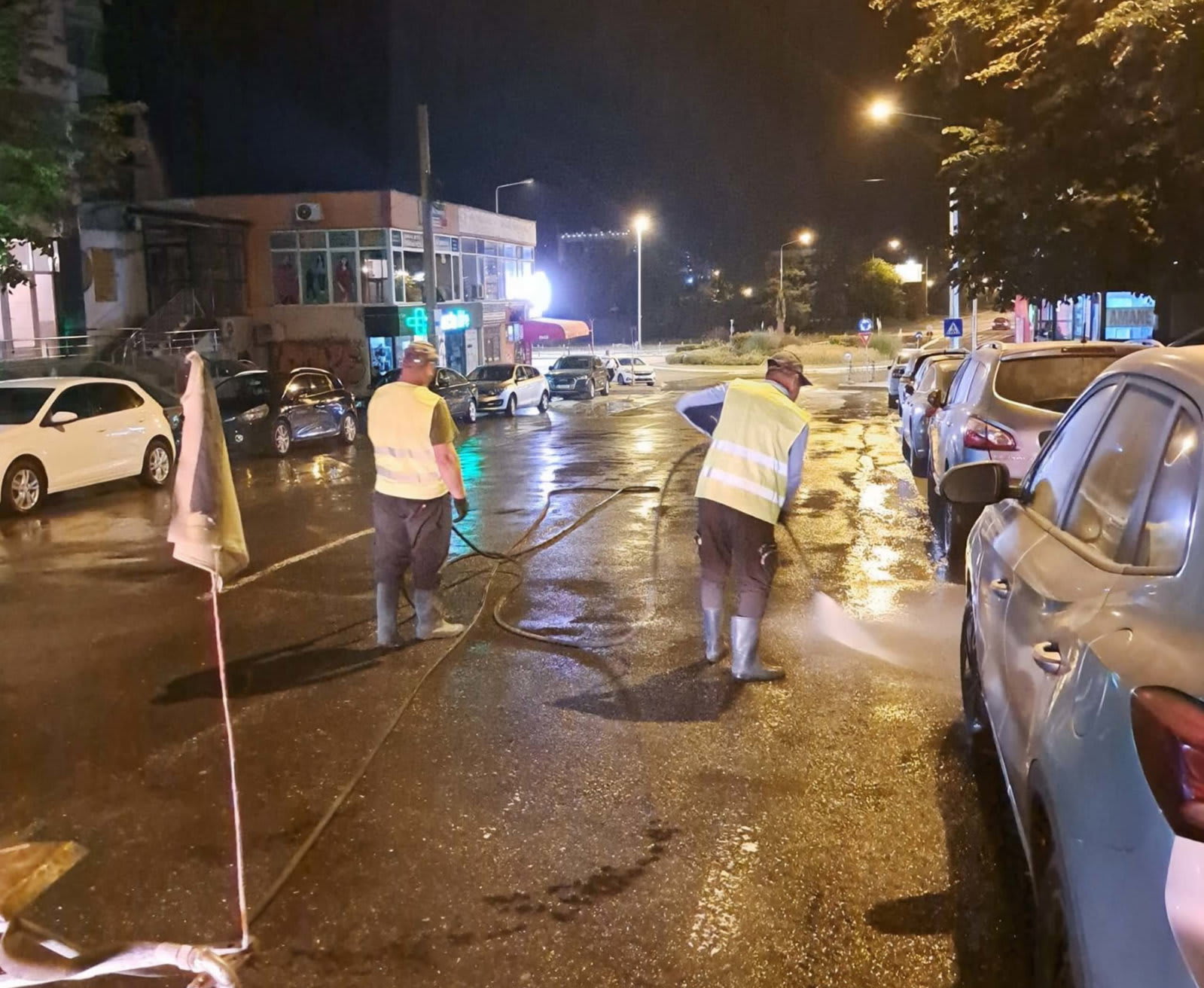 voluntari curățând străzile din Tulcea, oameni în acțiune voluntari curățând străzile din Tulcea, oameni în acțiune