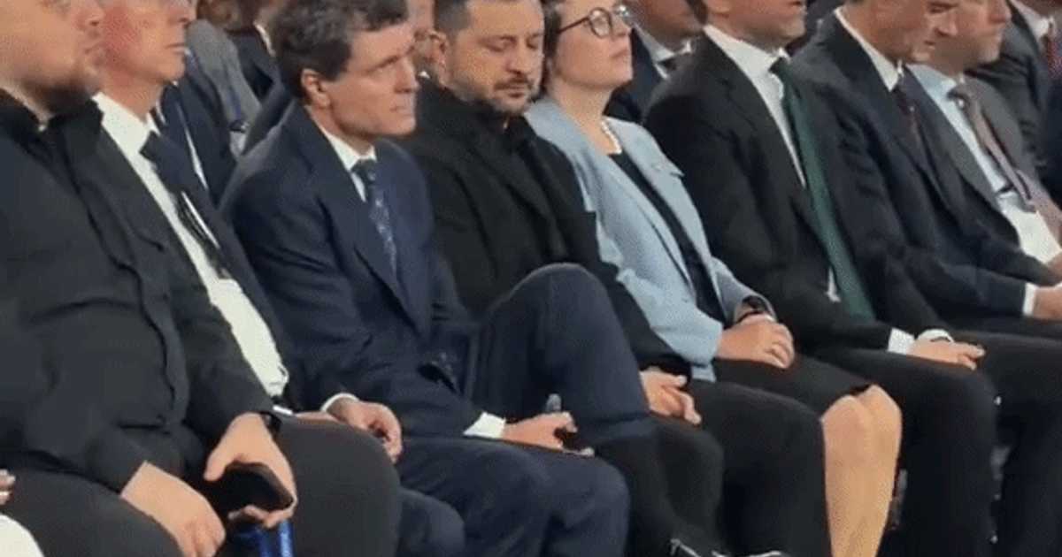 Nicușor Dan, surprins când își aranjează șosetele la Summitul din Ucraina