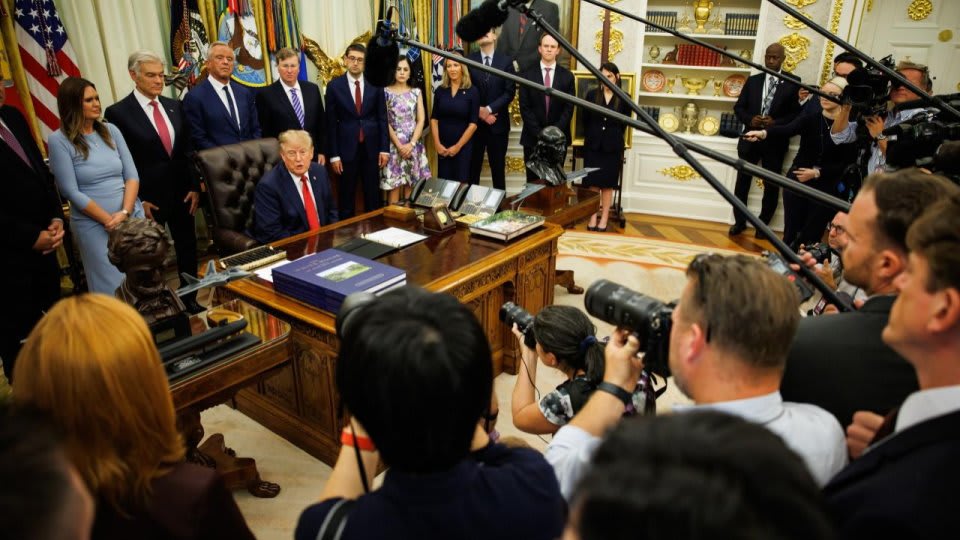 Donald Trump a interzis accesul CNN, MS NOW și Politico la Casa Albă