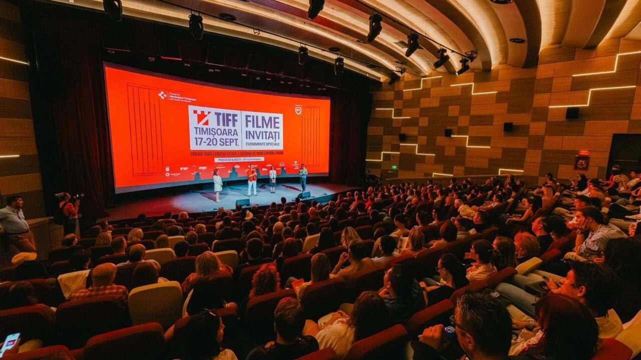 spectatori la proiecție de film în aer liber, festival de film