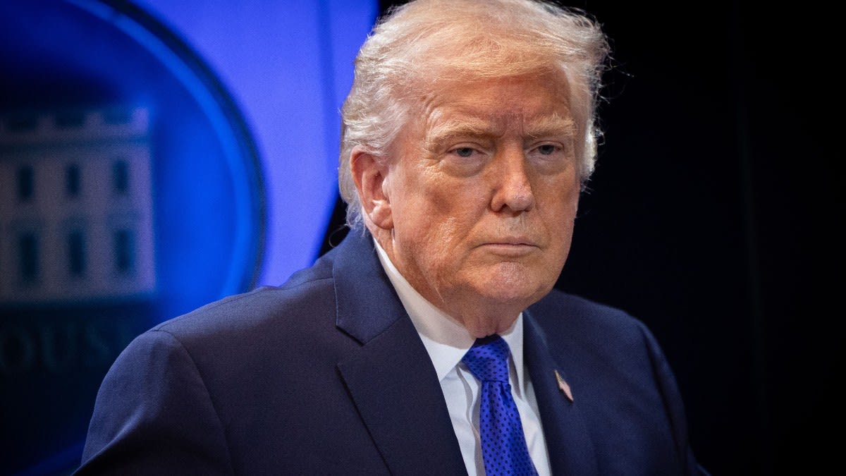 Donald Trump semnează legea sancțiunilor împotriva Rusiei Donald Trump semnează legea sancțiunilor împotriva Rusiei