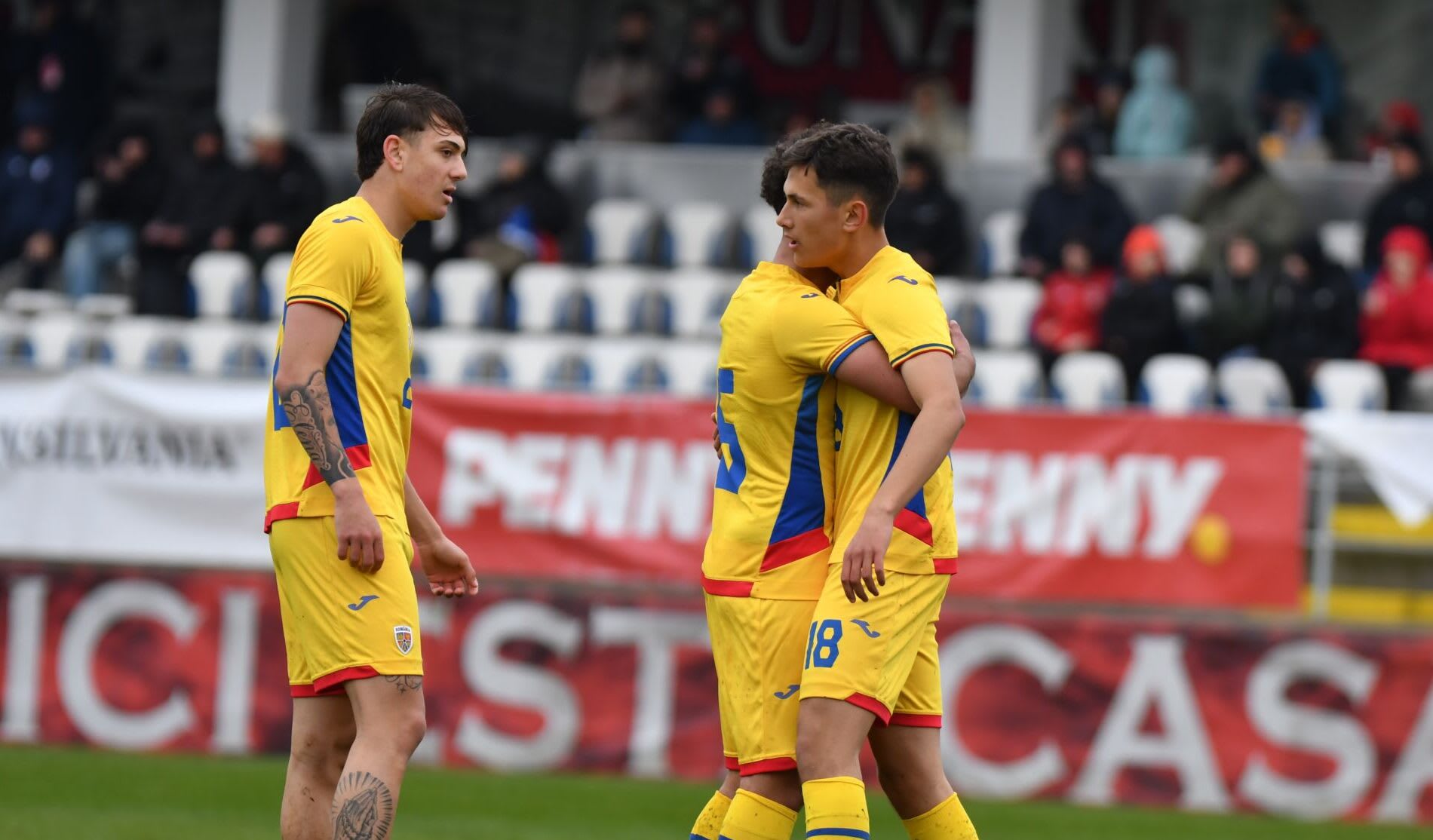 fotbaliști tineri în acțiune pe teren fotbaliști tineri în acțiune pe teren