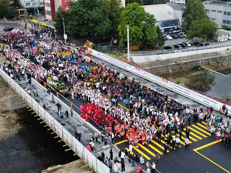 paradă cu fanfară și majorete pe bulevardul Unirii paradă cu fanfară și majorete pe bulevardul Unirii