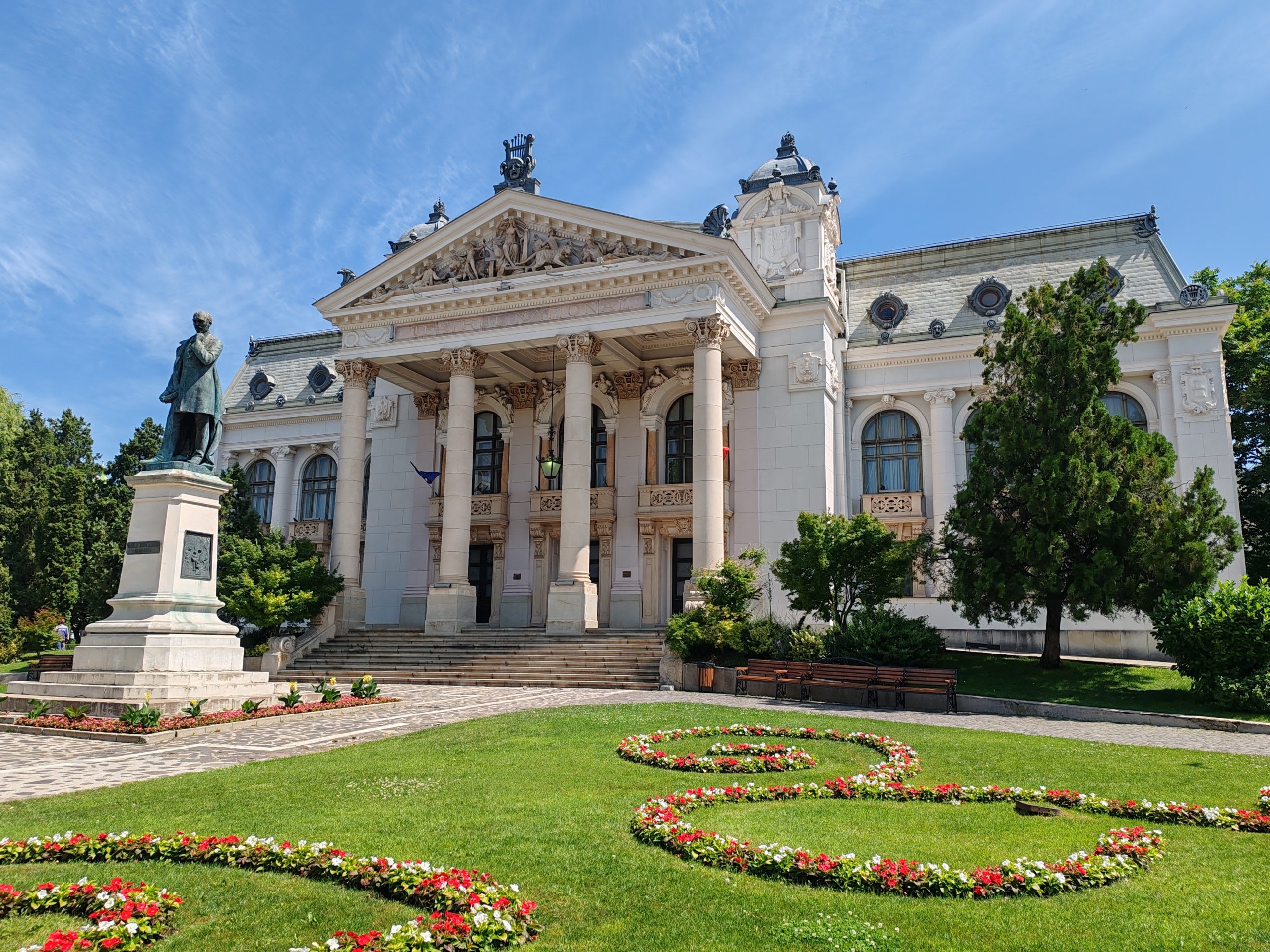 spectacol operă în parc, Iași, artiști și public spectacol operă în parc, Iași, artiști și public