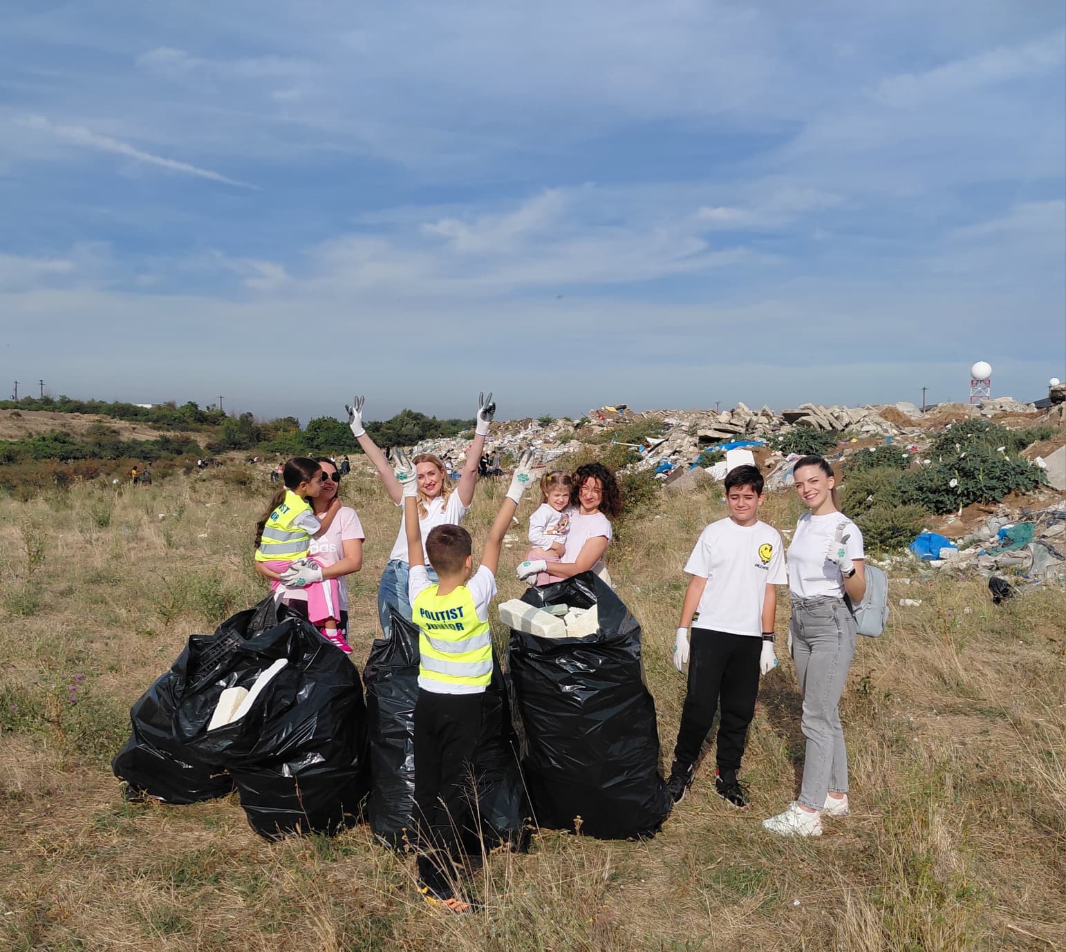 Polițiștii doljeni au participat la acțiuni de ecologizare de Ziua Națională a Curățeniei