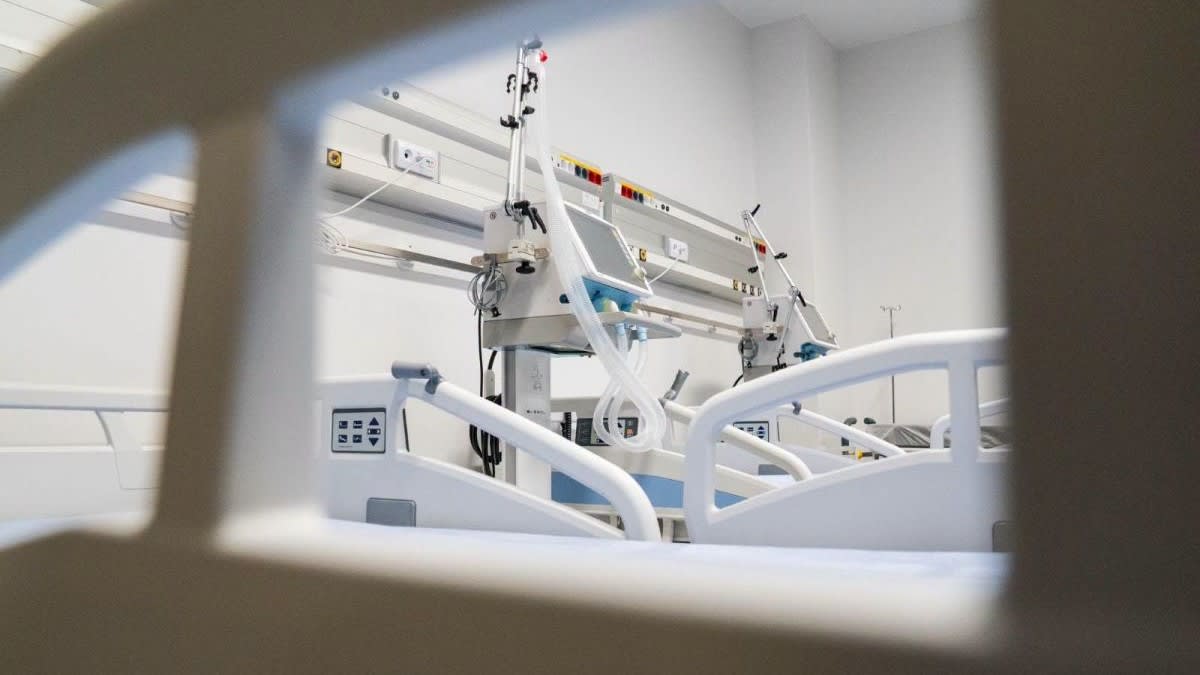 clădire nouă a spitalului, echipamente medicale moderne, pacienți în spital clădire nouă a spitalului, echipamente medicale moderne, pacienți în spital