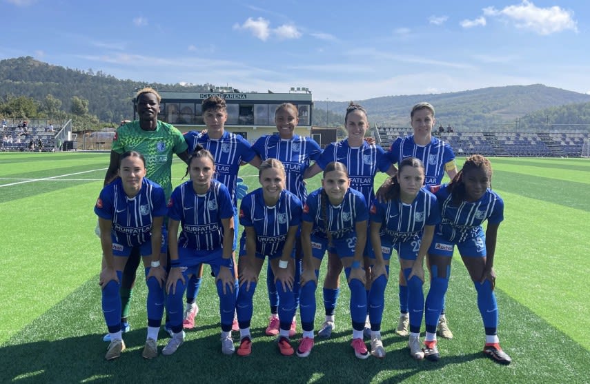 Jucătoare de fotbal în acțiune pe terenul Olimpiei Cluj Jucătoare de fotbal în acțiune pe terenul Olimpiei Cluj