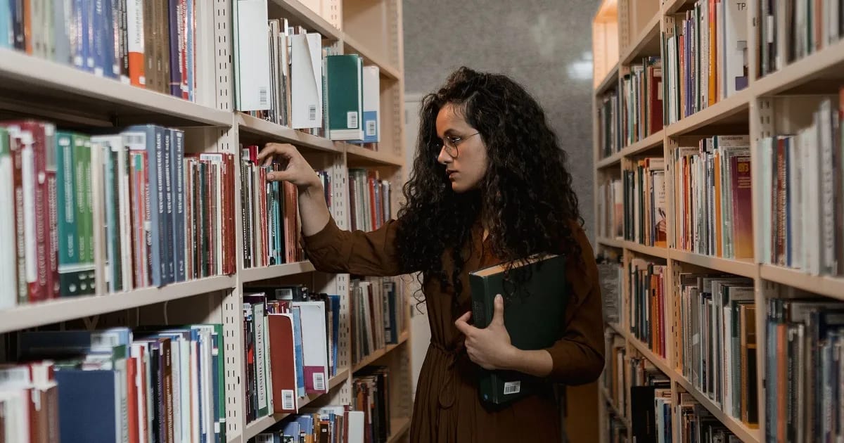 Bibliotecă veche în interiorul unei clădiri istorice Bibliotecă veche în interiorul unei clădiri istorice