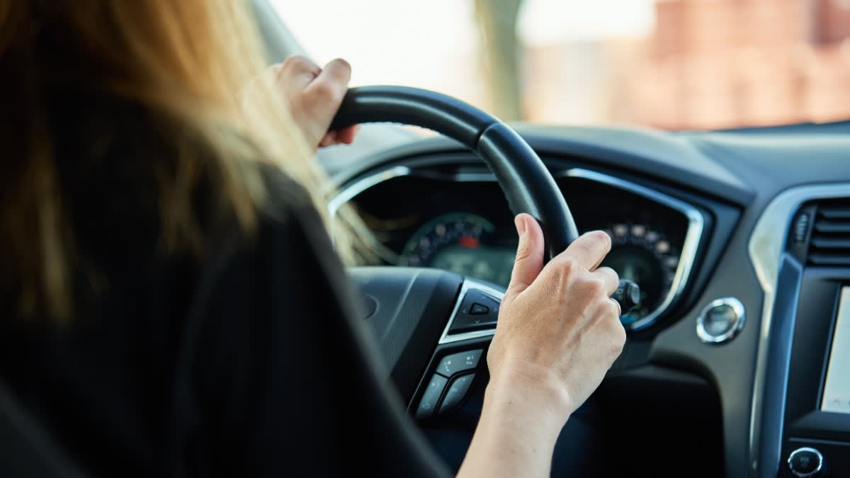 mașină în trafic, șofer aruncând deșeuri mașină în trafic, șofer aruncând deșeuri