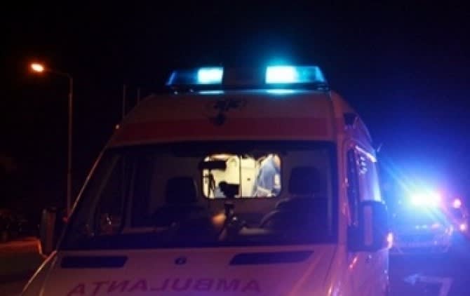 ambulanta și echipaj de poliție la locul incidentului ambulanta și echipaj de poliție la locul incidentului