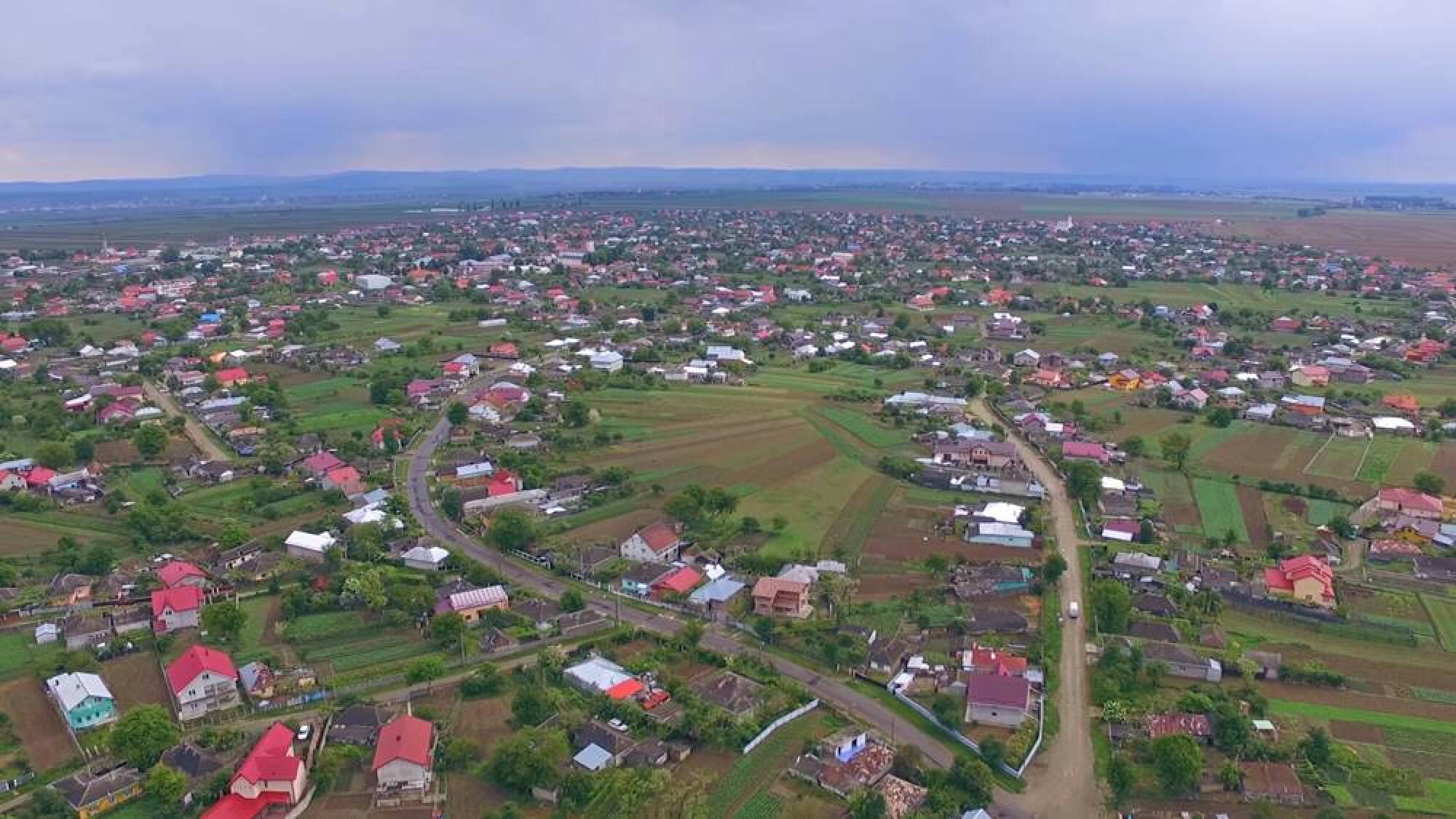 familie în curte la sat, Neamț, mutare din oraș familie în curte la sat, Neamț, mutare din oraș