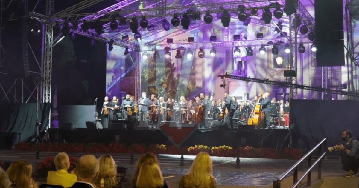 spectacol în aer liber la Opera din Iași, artiști, lasere și artificii spectacol în aer liber la Opera din Iași, artiști, lasere și artificii