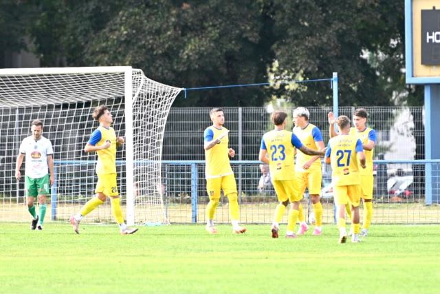 Meci de fotbal pe Stadionul Metrom, jucători în acțiune Meci de fotbal pe Stadionul Metrom, jucători în acțiune