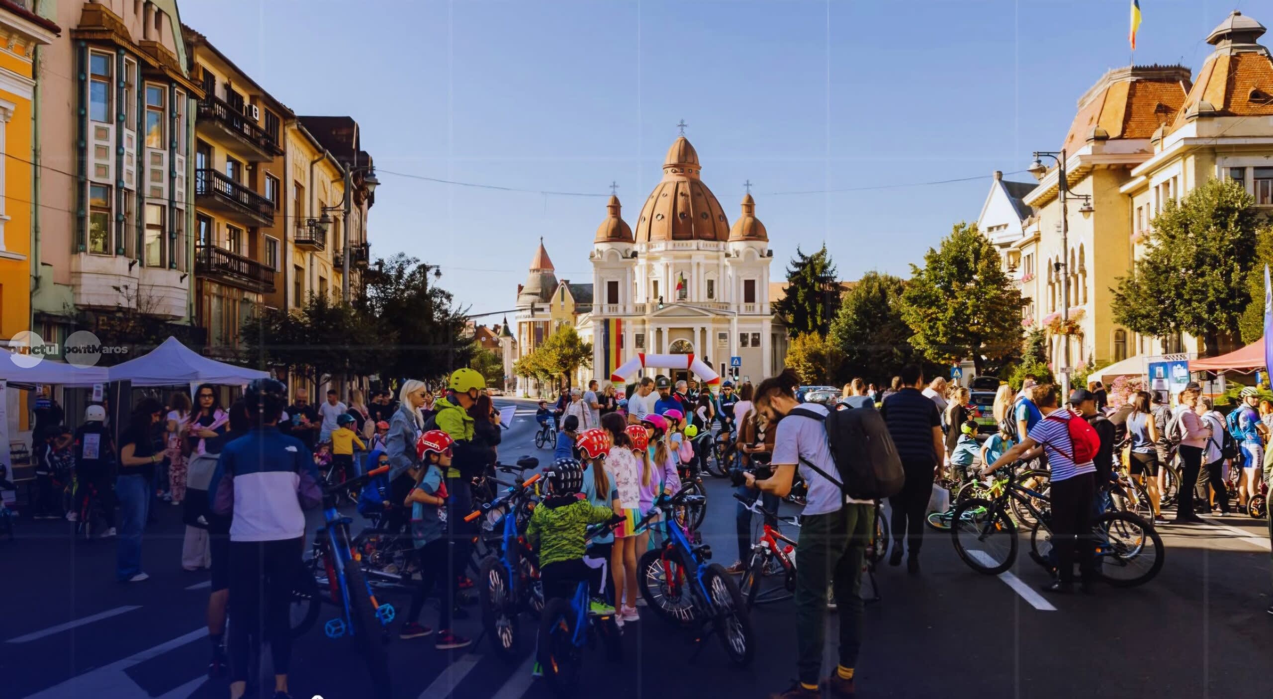 bicicliști participanți la Bikeathon City în centrul orașului bicicliști participanți la Bikeathon City în centrul orașului