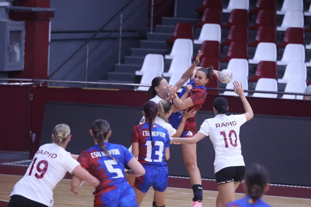 meci de handbal feminin în sală, scor afișat meci de handbal feminin în sală, scor afișat