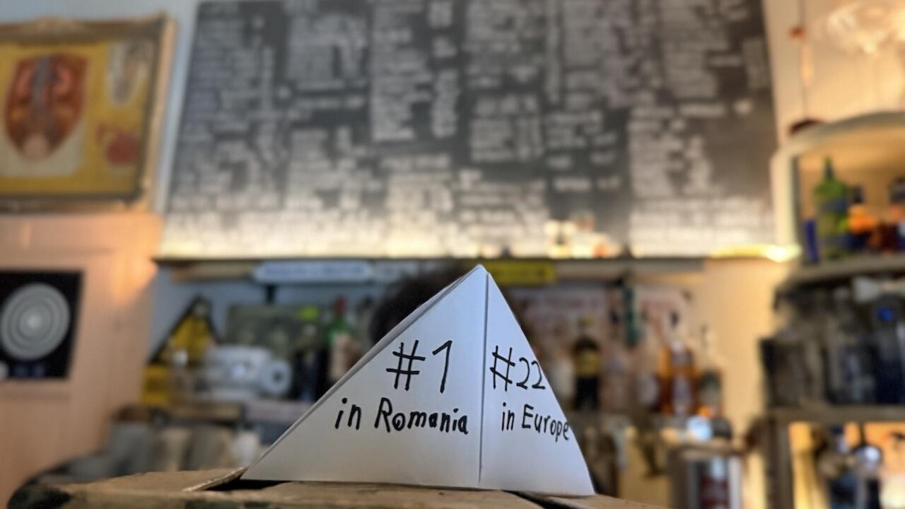 interiorul unui bar din Timișoara, oameni socializând interiorul unui bar din Timișoara, oameni socializând