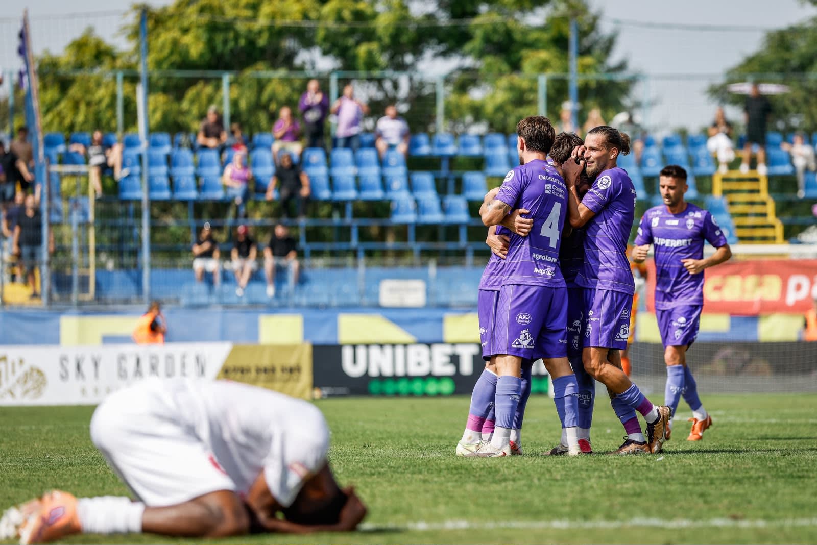 Jucători de fotbal în acțiune pe teren Jucători de fotbal în acțiune pe teren