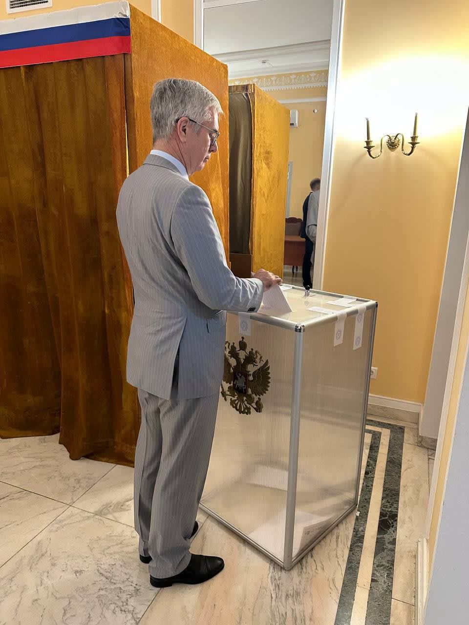 Alegeri în Rusia: Ambasadorul Vladimir Lipaev a votat la București, prezența a depășit 44%