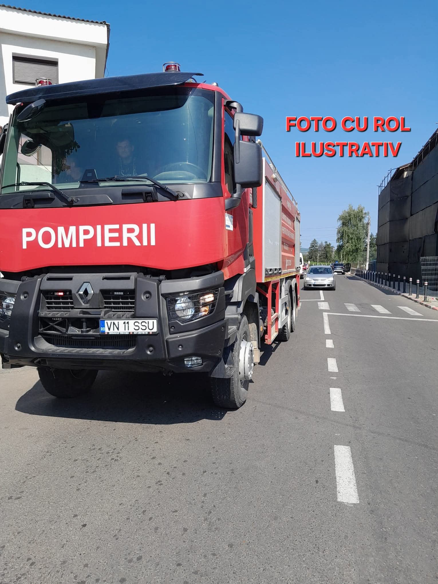 Echipaje de pompieri intervenind la un apartament în Focșani Echipaje de pompieri intervenind la un apartament în Focșani