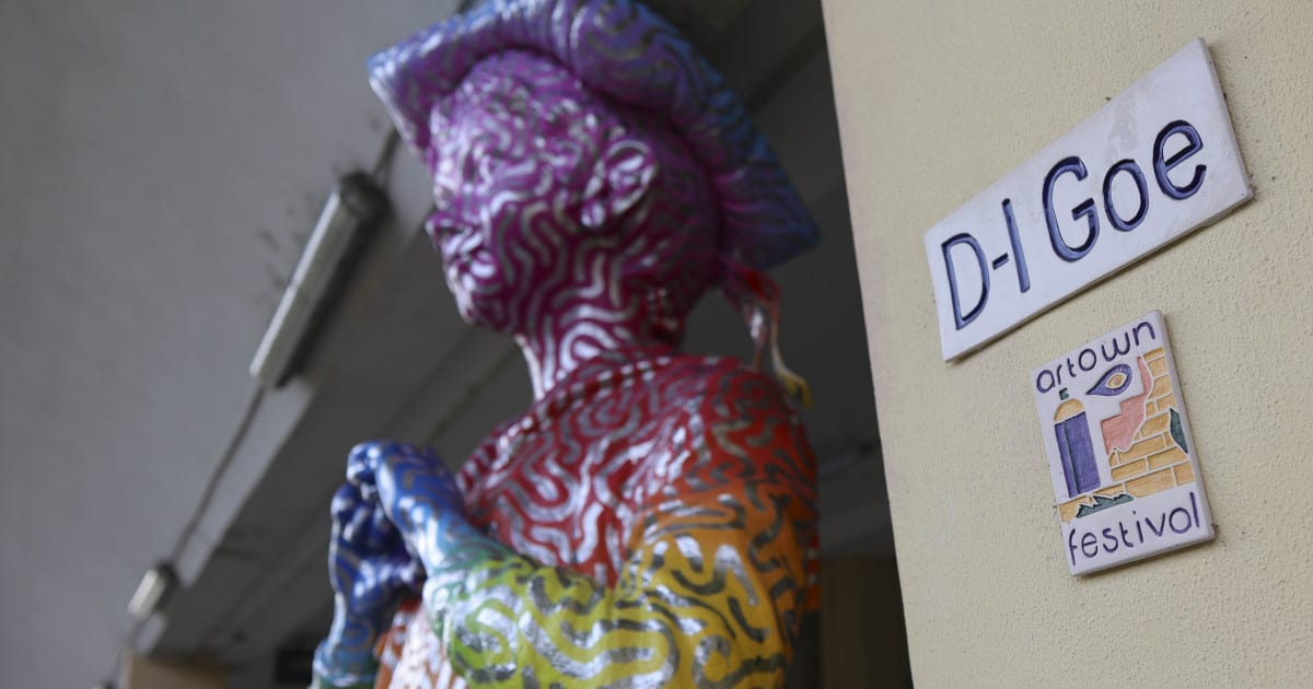 statuia Domnul Goe vopsită în culorile curcubeului în Gara Ploiești Sud statuia Domnul Goe vopsită în culorile curcubeului în Gara Ploiești Sud