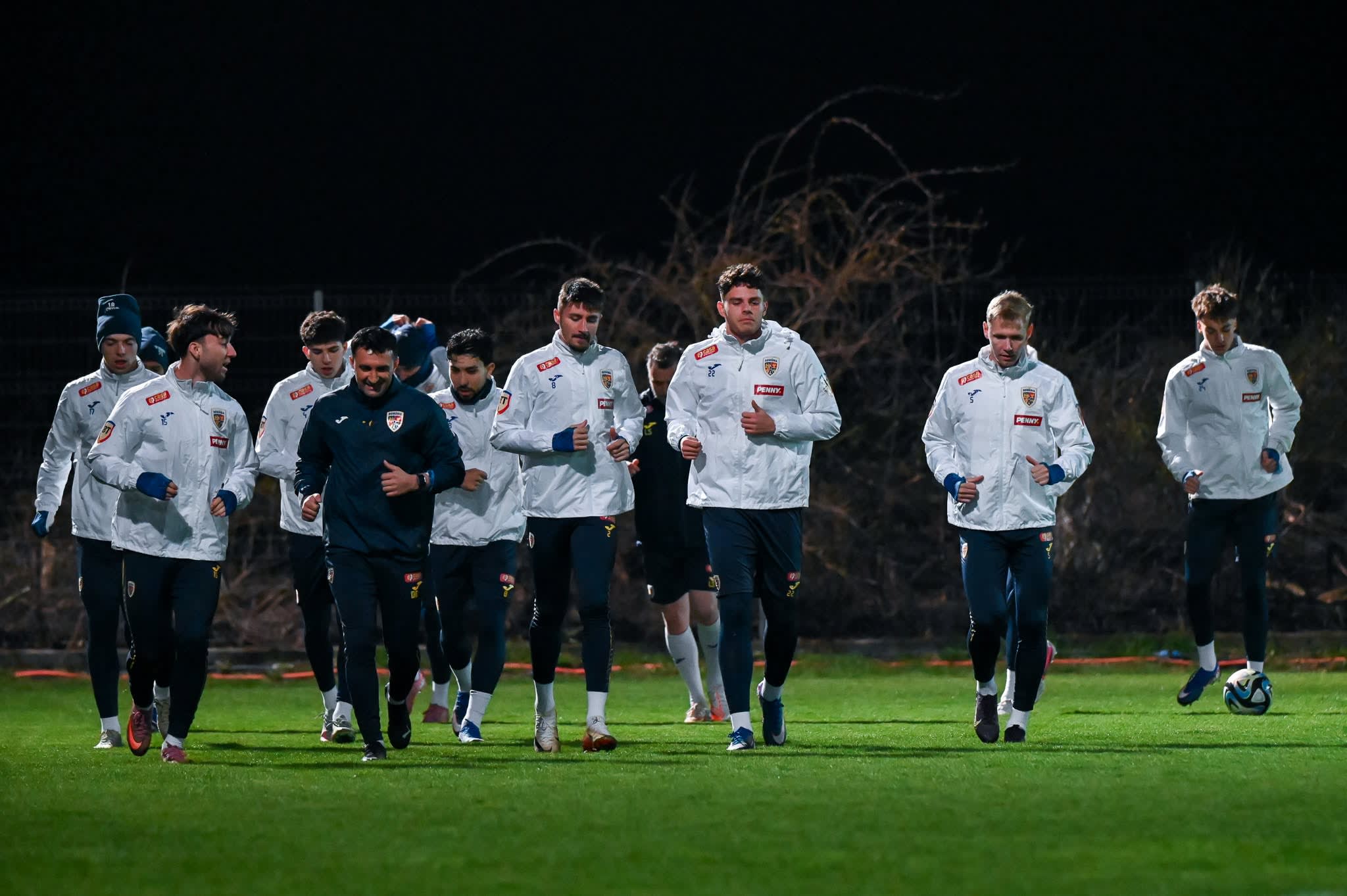 Jucători de fotbal în acțiune pe teren Jucători de fotbal în acțiune pe teren