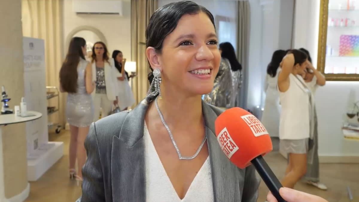 Ada Condeescu alături de copiii săi în fața școlii Ada Condeescu alături de copiii săi în fața școlii