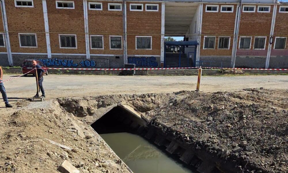 Lucrările pentru noul stadion din Hunedoara avansează, mutarea canalului fiind finalizată