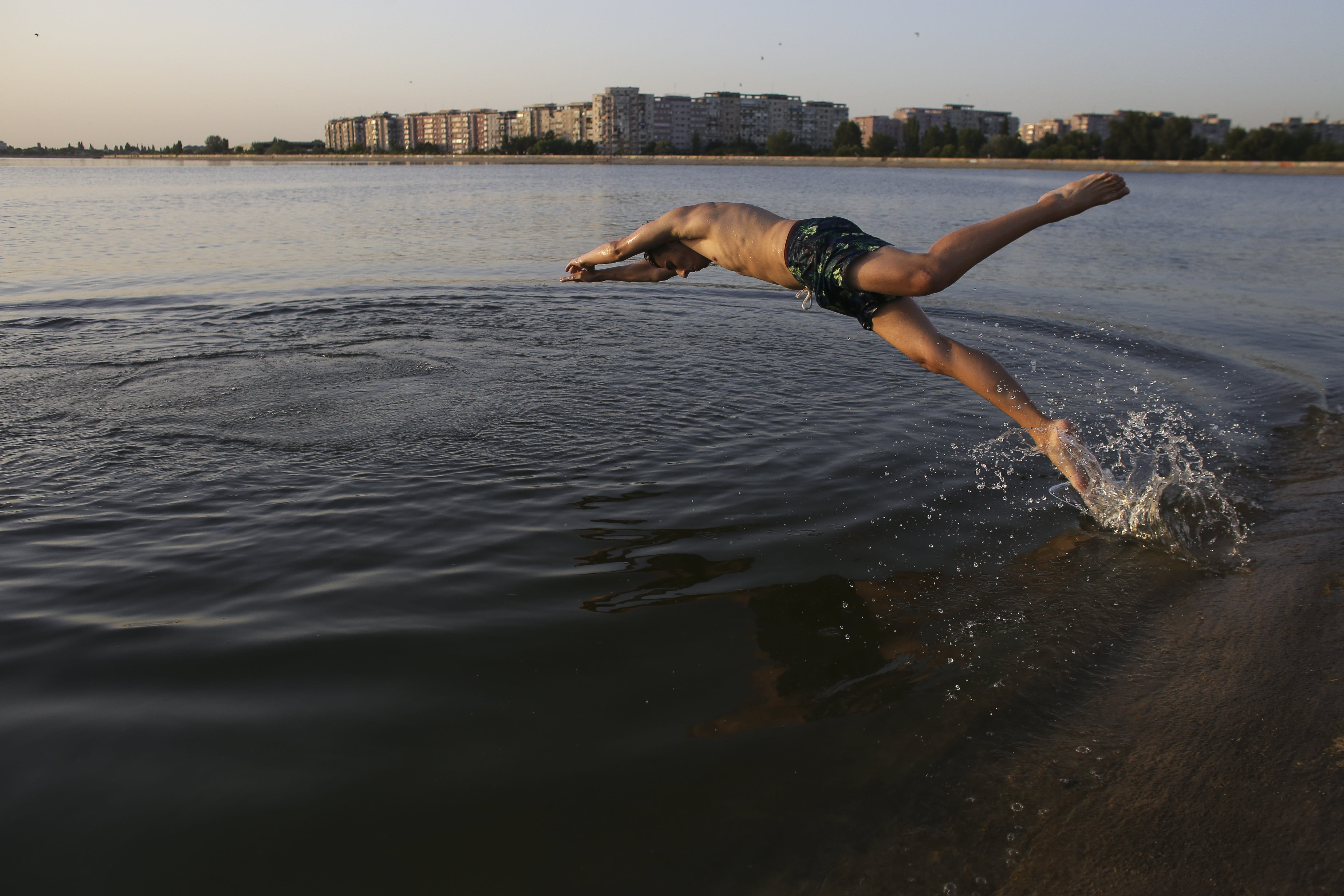 lacuri din București cu apă poluată și gunoaie lacuri din București cu apă poluată și gunoaie
