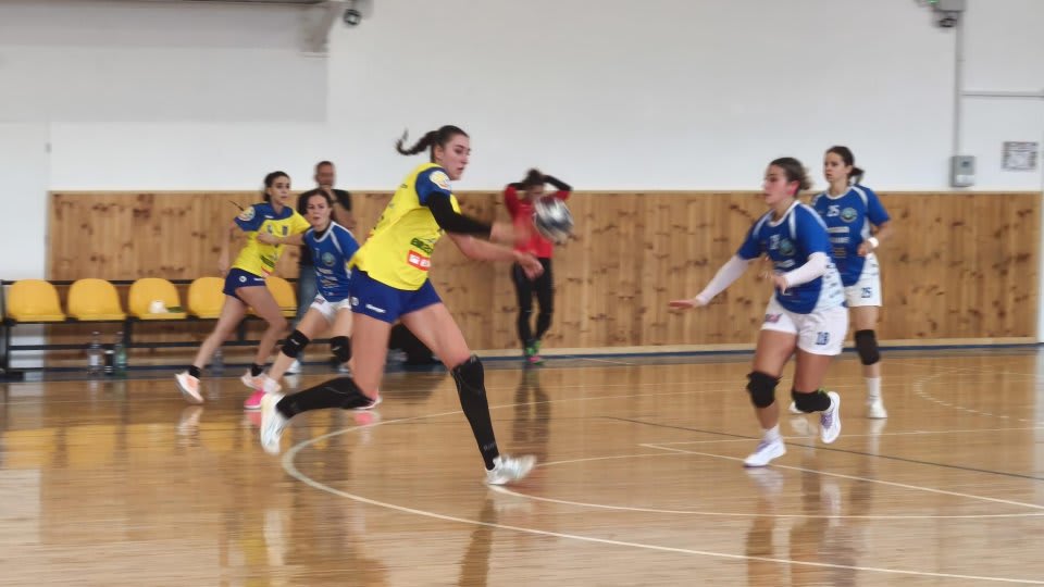 meci de handbal feminin în sală, jucătoare în acțiune meci de handbal feminin în sală, jucătoare în acțiune