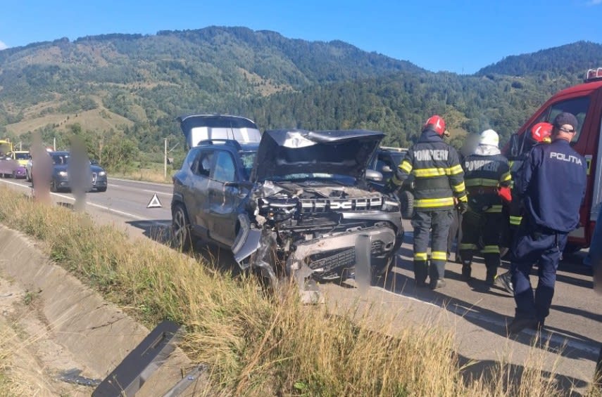 Trei persoane rănite într-un accident rutier în județul Suceava, după ce un autoturism a intrat într-un cap de pod