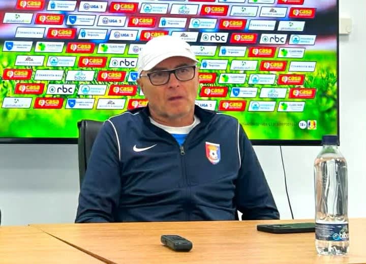 Jucători Chindia Târgoviște în acțiune pe teren Jucători Chindia Târgoviște în acțiune pe teren
