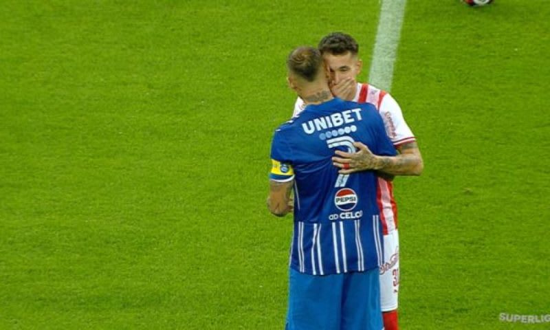 Jucători de fotbal în vestiar, conflict pe teren Jucători de fotbal în vestiar, conflict pe teren
