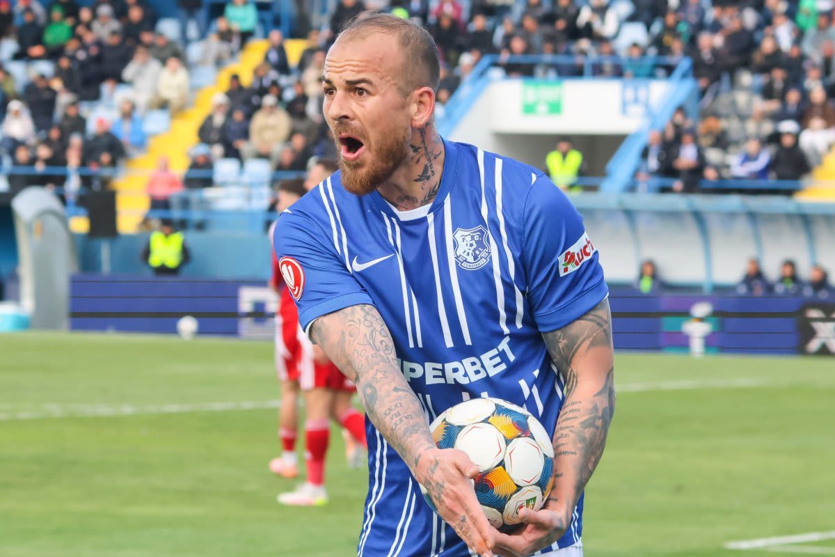 Denis Alibec a fost eliminat la pauza meciului Dinamo - Farul după conflict cu Opruț și Armstrong
