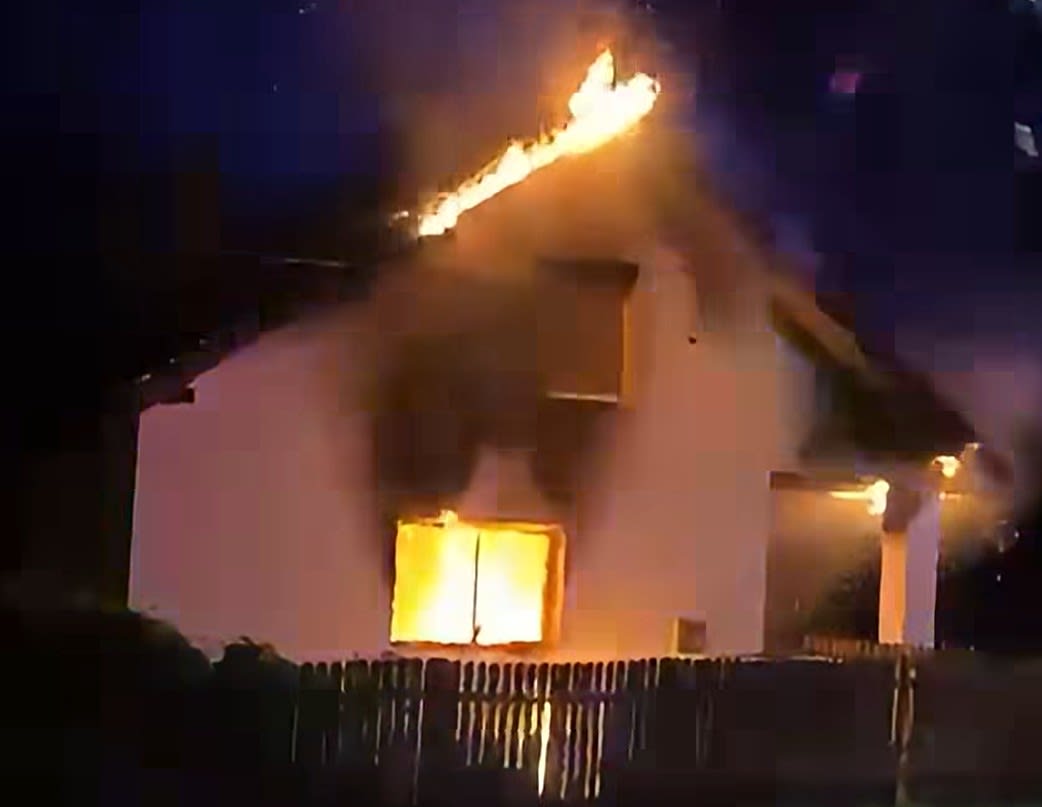 echipaj de pompieri intervenind la incendiu în județul Sălaj echipaj de pompieri intervenind la incendiu în județul Sălaj