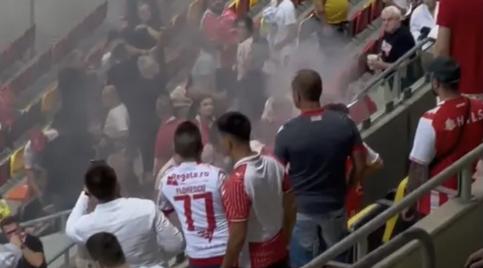 suporteri de fotbal aruncând torță în tribune suporteri de fotbal aruncând torță în tribune